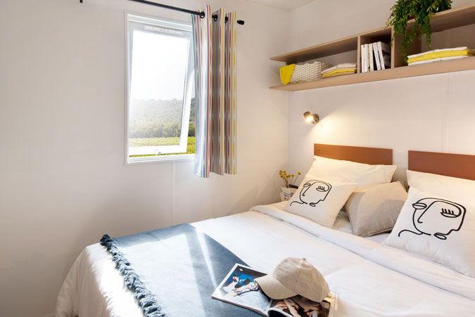 Chambre parentale des mobil-homes Premium du camping 4 étoiles de Saint Mandrier