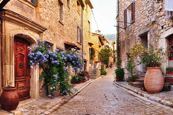 ruelle pavée d'un village provençal